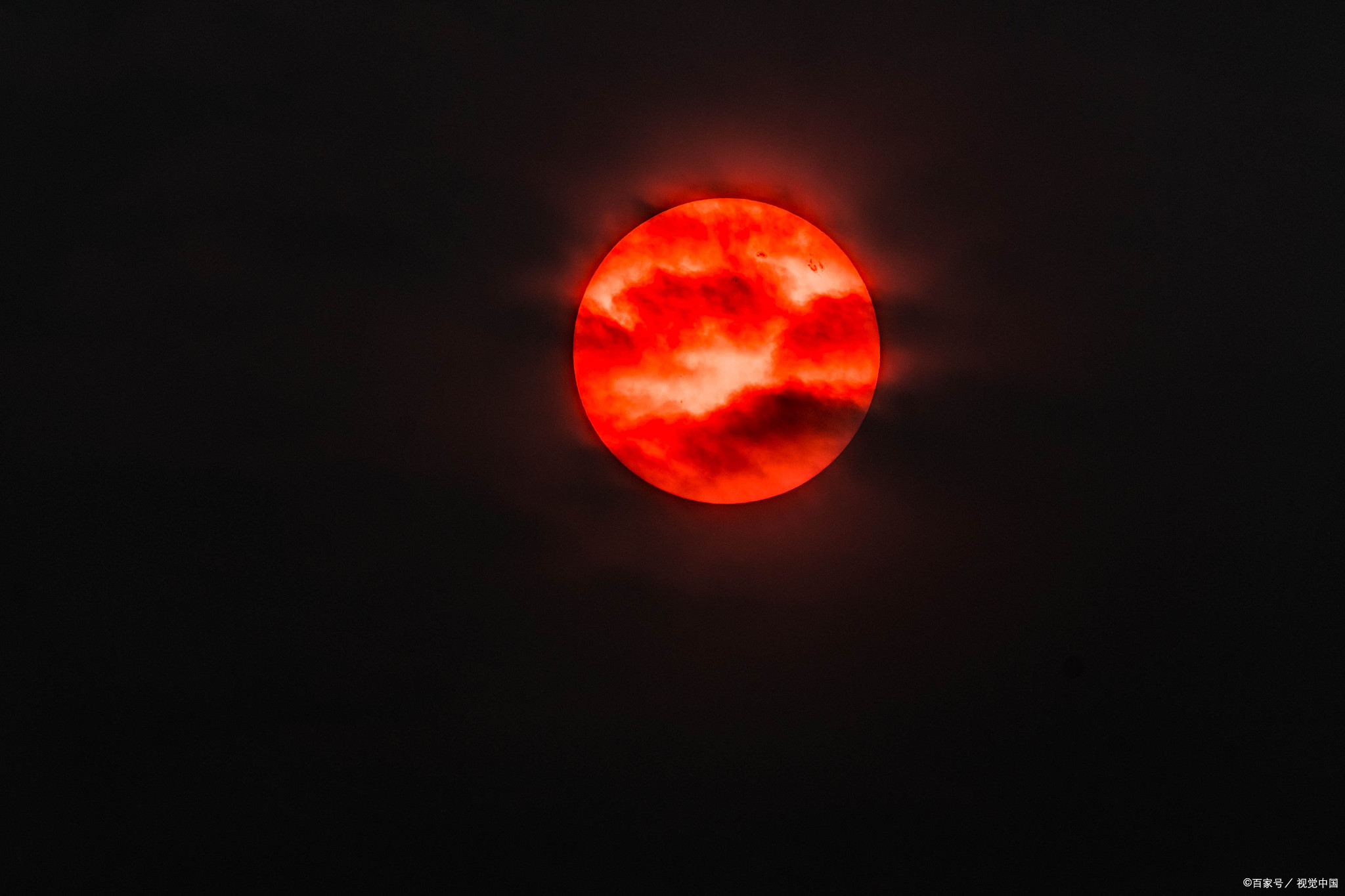 网友拍的血月太抽象了网友拍的血月太抽象了，解读神秘现象背后的真相