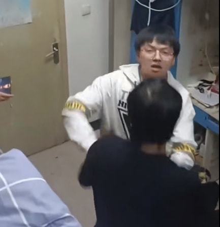 男生宿舍打游戏猝死家属指责宿管关于男生宿舍打游戏猝死，家属指责宿管的情况，这是一个复杂且令人痛心的事件。
